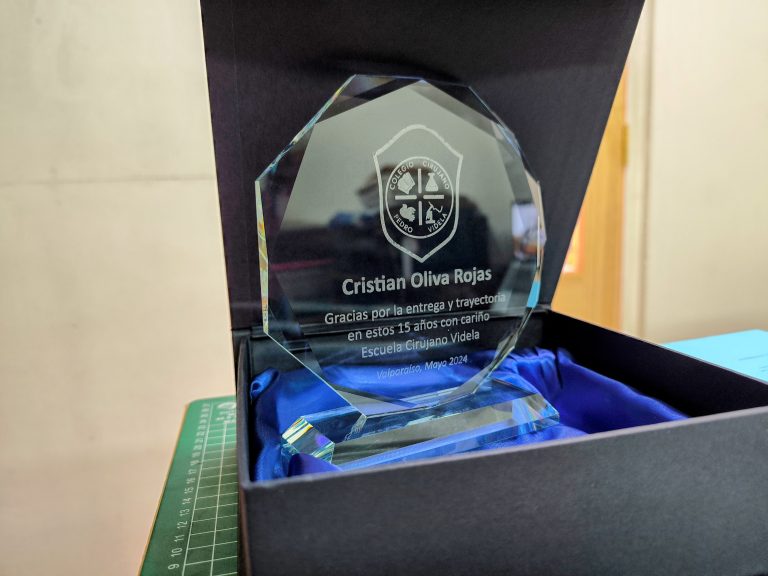 Galvanos Personalizados 3 Galvano de Cristal con grabado láser con el logo del Colegio Cirujano Pedro Videla